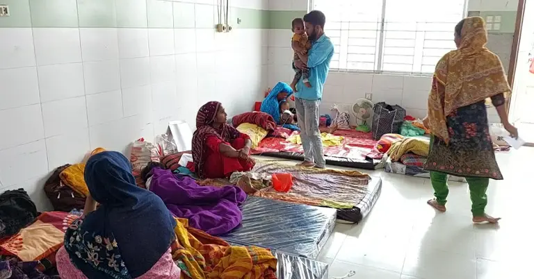 হাসপাতালে হাম ওয়ার্ডে রোগী ও স্বজনরা